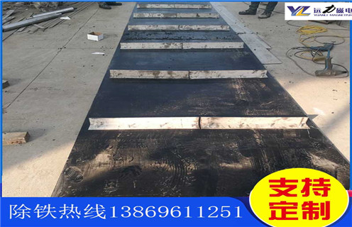 不銹鋼除鐵器皮帶廠家服務(wù)湖南皮帶懸掛式除鐵器，除鐵器卸鐵皮帶主要是安裝在各個(gè)型號(hào)的電磁、永磁自卸式除鐵器上，當(dāng)輸料皮帶上的散狀物料經(jīng)過自卸除鐵器底部時(shí)，混雜在物料中的鐵磁性雜質(zhì)在除鐵器磁芯強(qiáng)大的磁場(chǎng)力作用下被吸附到除鐵器卸鐵皮帶上，由不停運(yùn)轉(zhuǎn)的卸鐵皮帶將吸附住的鐵雜質(zhì)刮出，卸進(jìn)集鐵箱，從而達(dá)到自動(dòng)連續(xù)除鐵的目的。無需人工清理，實(shí)現(xiàn)了自動(dòng)化除鐵。  一、不銹鋼除鐵器皮帶廠家服務(wù)湖南皮帶懸掛式除鐵器選型指南：  1.提供卸鐵皮帶準(zhǔn)確的帶寬、周長(zhǎng)及厚度。  2.了解清楚所需卸鐵皮帶為一次性成型的環(huán)帶還是帶接頭式的，其次確認(rèn)卸鐵刮板為膠條一體式刮板還是不銹鋼刮板。  注：一般情況下，除鐵器生產(chǎn)廠家在生產(chǎn)除鐵器時(shí)用的是一次性成型的環(huán)帶，但用戶在后期更換時(shí)，一次性成型的環(huán)帶不方便更換及安裝，需將除鐵器大拆大卸，套上卸鐵皮帶之后，然后重新組裝，更換非常麻煩。帶接頭式的卸鐵皮帶就很大程度上解決了這一問題，省去了拆裝除鐵器的過程，只需要將皮帶安裝之后在接頭處對(duì)接即可,省時(shí)省力，結(jié)實(shí)耐用。  二、不銹鋼除鐵器皮帶廠家服務(wù)湖南皮帶懸掛式除鐵器  除鐵器接通電源后，勵(lì)磁系統(tǒng)產(chǎn)生強(qiáng)大的磁場(chǎng)，當(dāng)輸送機(jī)械上的散狀物料經(jīng)過除鐵器下方時(shí)，混雜在物料中的鐵磁性雜物，在除鐵器磁場(chǎng)力作用下被不斷吸起(鐵磁性雜物重量為0.1-25kg)，吸附在除鐵器下表面上，當(dāng)需要除去吸附在除鐵器上的鐵磁性雜物時(shí)，可將除鐵器移至集鐵箱上方，切斷勵(lì)磁電源設(shè)備磁場(chǎng)消失，鐵磁性雜物在重力作用下掉入集鐵箱中。