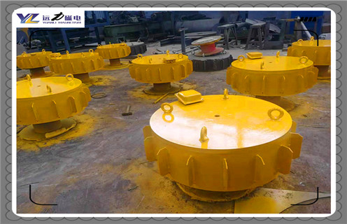 江西RCDC-8電磁除鐵器原理生產(chǎn)廠家_選型_河北江西RCDC-8電磁除鐵器原理生產(chǎn)廠家工作原理_價格，RCDC系列風冷自卸式電磁除鐵器，是在RCDA系列風冷懸掛式電磁除鐵器的基礎上增加了驅(qū)動電機、滾筒、帶刮板的卸鐵膠帶等組成的卸鐵機構(gòu)。在工作過程中卸鐵機構(gòu)自動將卸鐵皮帶上吸附的鐵磁性物質(zhì)拋到除鐵器以外的集鐵箱內(nèi)，無需停電人工清理，實現(xiàn)了除鐵自動化。  一、江西RCDC-8電磁除鐵器原理生產(chǎn)廠家_選型_河北江西RCDC-8電磁除鐵器原理生產(chǎn)廠家工作原理_價格  1、在鋼鐵廠、水泥廠、多用于礦渣除鐵和保護輥壓機、立磨、破碎機等重要設備。  2、計算機模擬設計。  3、結(jié)構(gòu)簡單，易維護。  4、磁場強、功率大、磁透深度大。  5、采用軸流風機散熱線效果良好，電磁線圈溫升低。  6、用于輸送膠帶上任何物料的除鐵，對各種型號的破碎機、磨機等設備起著可靠的保護作用。