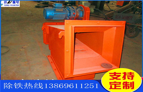 海南超強(qiáng)磁液體管道除鐵器_海南超強(qiáng)磁液體管道除鐵器批發(fā)價(jià)格_使用說明書原理型號(hào)，強(qiáng)磁除鐵器中的核心部件永磁體是以釹鐵硼稀土材料加工而的，很多人好奇那么除鐵器中的永磁體的磁性到底能維持多久呢?若是照正常的存儲(chǔ)條件的話，永磁鐵10年時(shí)間損失的磁場(chǎng)強(qiáng)度也不應(yīng)該超出1%。不過實(shí)際使用中，卻是有如下情況會(huì)大大加速強(qiáng)磁除鐵器磁力的衰減速度：  一、海南超強(qiáng)磁液體管道除鐵器_海南超強(qiáng)磁液體管道除鐵器批發(fā)價(jià)格_使用說明書原理型號(hào)  1、 過高的溫度：強(qiáng)磁除鐵器所處的周圍環(huán)境溫度如果高于釹鐵硼材料的穩(wěn)定溫度范圍就會(huì)加速其失磁，熱量會(huì)顯著降低永磁體的磁性。標(biāo)準(zhǔn)的釹鐵硼稀土材料的最高穩(wěn)定溫度為80℃。耐高溫永磁體一般在140℃。而鋁鎳鈷永磁體的最高使用溫度能都達(dá)到540℃，釤鈷永磁體及鐵氧體差不多是300℃。  3、 物理損傷：強(qiáng)磁除鐵器所用永磁材料的物料特性決定了，其整體是較為脆弱的，若是受到外力的撞擊很容易出現(xiàn)斷裂。受到外力損傷破損之后的釹鐵硼永磁體，磁性將會(huì)下降。  3、 焊接工藝：強(qiáng)磁除鐵器制造或安裝時(shí)永磁體周圍的焊接操作也會(huì)導(dǎo)致其磁性能下降，這一般是因?yàn)楹附舆^程中產(chǎn)生的熱量或電流所導(dǎo)致的。  4、 有液體侵蝕：若是強(qiáng)磁除鐵器的外殼受損，潮濕的空氣就有可能進(jìn)入設(shè)備內(nèi)，跟永磁鐵的鍍層相接觸，久而久之就會(huì)讓磁性材料產(chǎn)生氧化，進(jìn)而造成其磁性能的衰減。